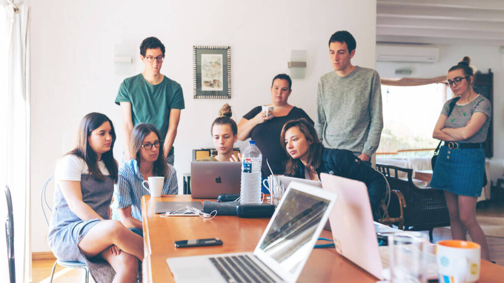 ミーティングの様子（ブランドの考え方を形に）